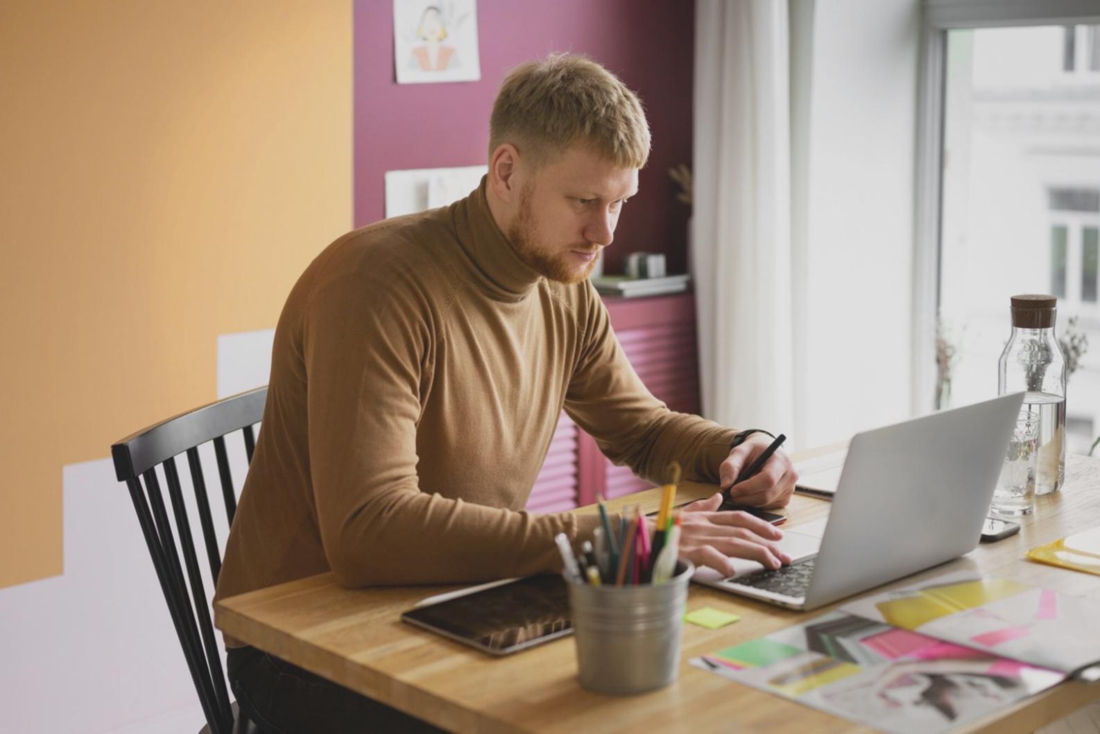 SEO-Arbeitsbereich mit Analyse-Tools und Strategie-Dokumenten